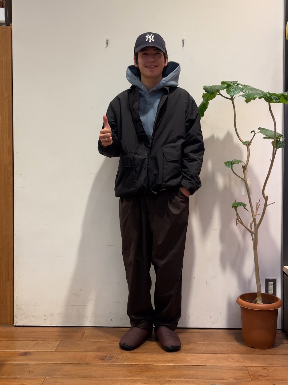 ブラウン系のその他パンツ、ブルー系のパーカー、ブラック系のナイロンジャケットを着用したメンズの冬コーディネートの1枚目の写真