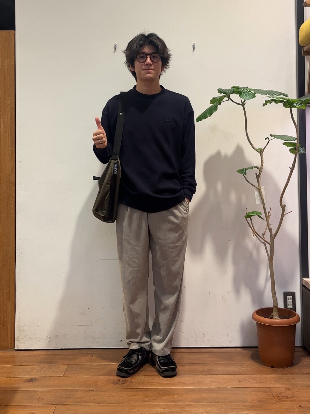 ベージュ系のその他パンツ、グレー系のTシャツ/カットソー、グリーン系のショルダーバッグを着用したメンズの秋コーディネートの1枚目の写真