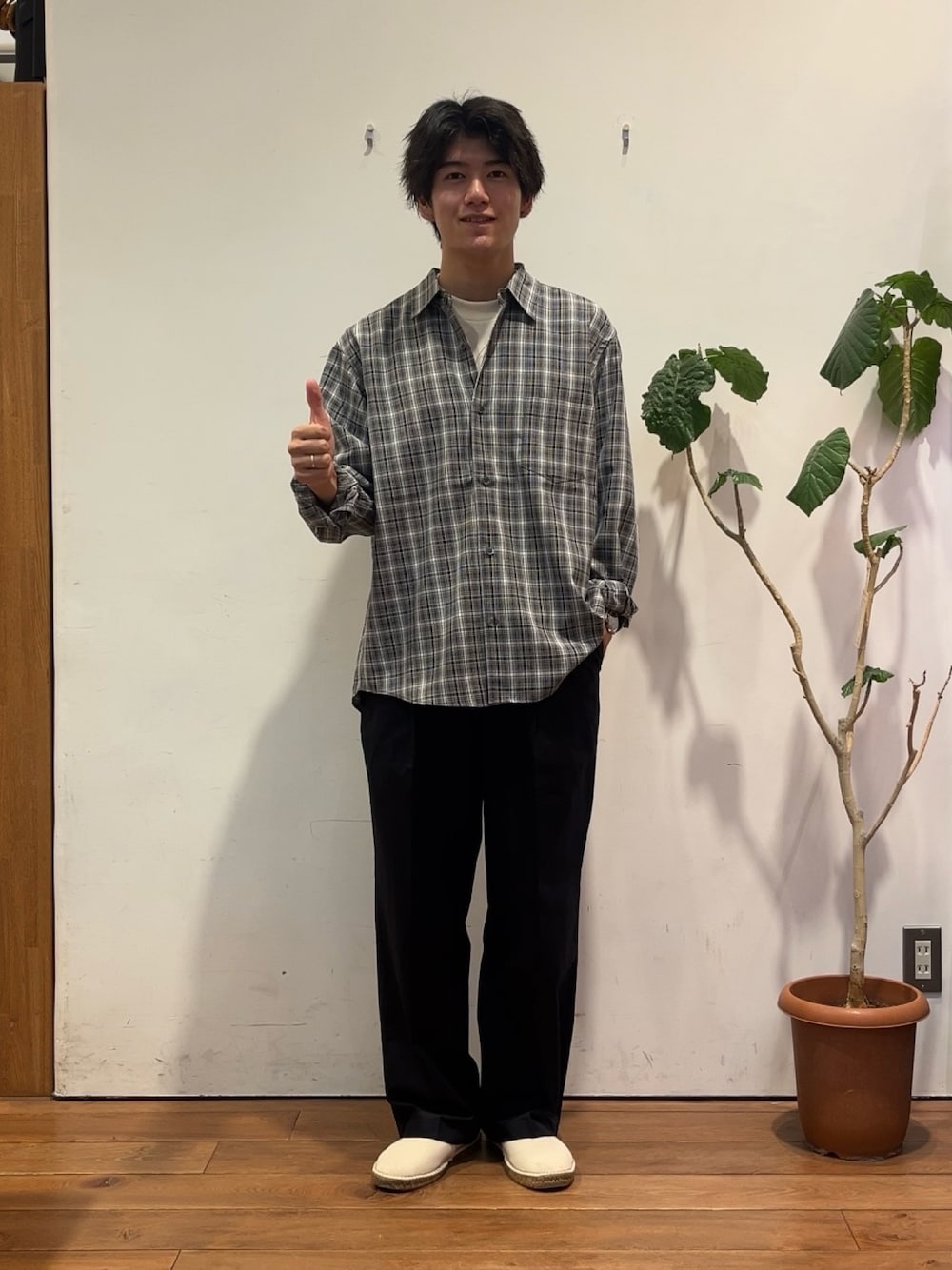 その他のシャツ/ブラウス、ホワイト系のTシャツ/カットソー、ブルー系のその他パンツを着用したメンズの秋コーディネートの1枚目の写真