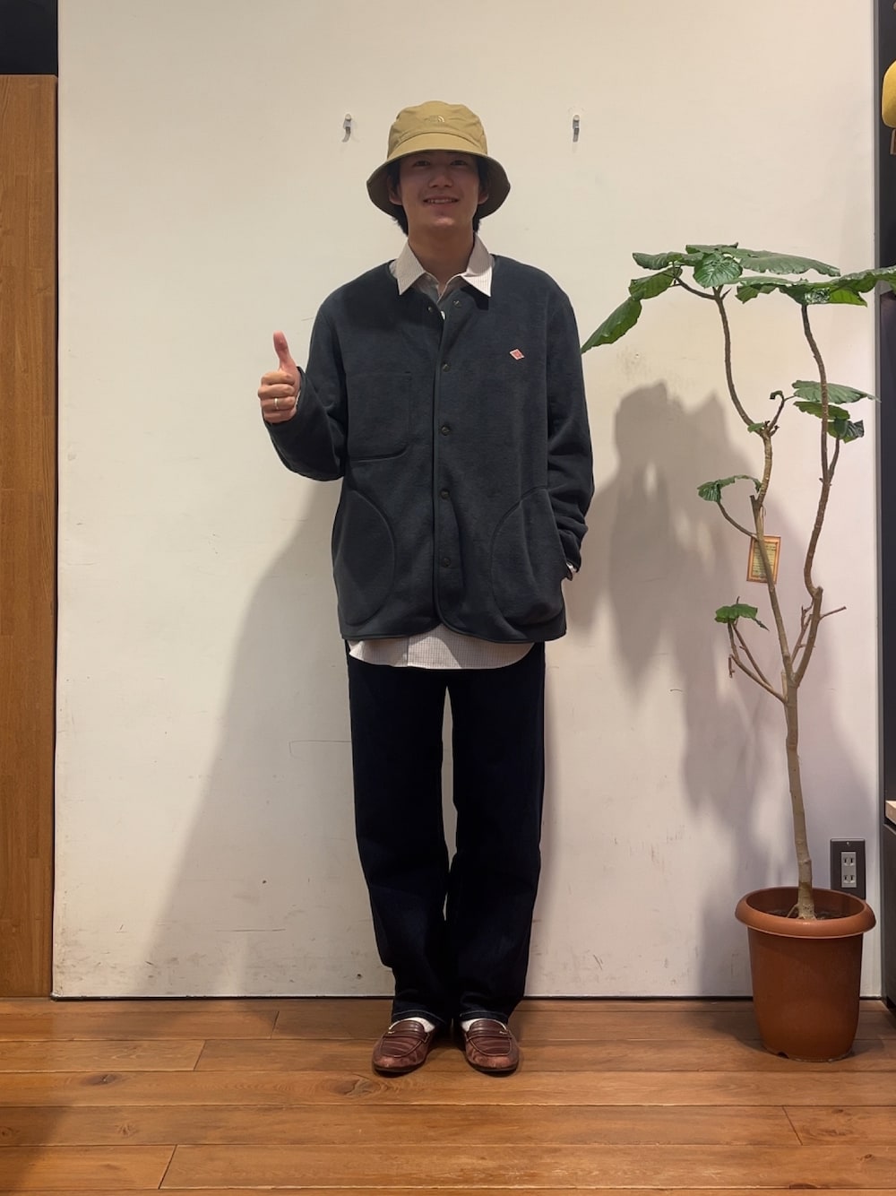 その他のシャツ/ブラウス、グリーン系のノーカラージャケット、ブルー系のデニムパンツを着用したメンズの秋コーディネートの1枚目の写真