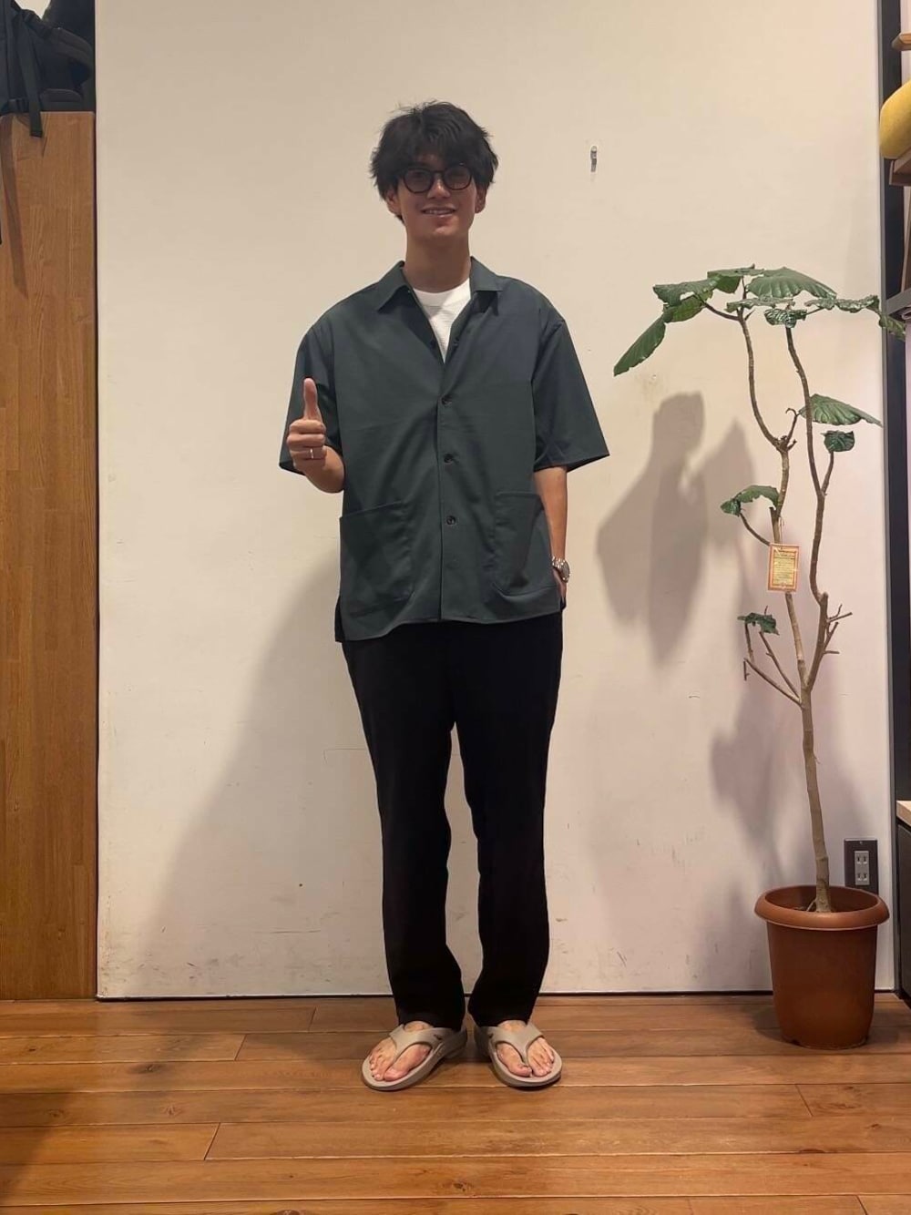 グリーン系のシャツ/ブラウス、ベージュ系のサンダル、ホワイト系のTシャツ/カットソーを着用したメンズの夏コーディネートの1枚目の写真