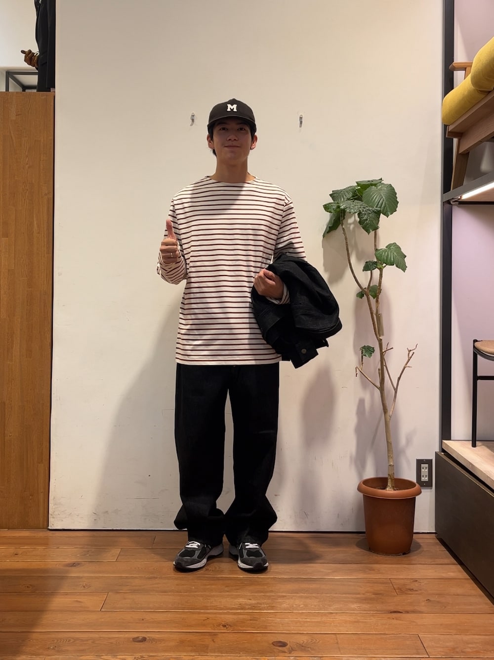 レッド系のTシャツ/カットソー、ブラック系のデニムジャケット、ブラック系のスニーカーを着用したメンズの夏コーディネートの1枚目の写真