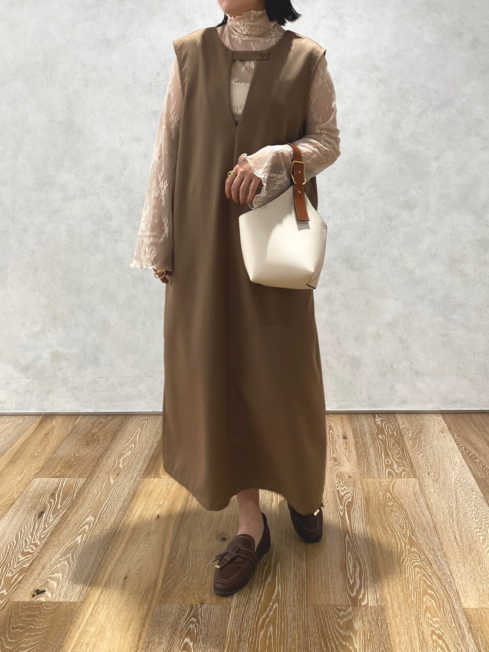「レース、ジャンスカ、大人カジュアル、プチプラ、大人コーデ、シンプルコーデ、キャミワンピ、シアートップス、秋服準備はじめました、真夏のアクティブスタイル」｜「apres jour clairの【apres jour clair×ARIAZ】２WAYクロスベルトバッグ（ハンドバッグ、ホワイト系）」を使った、apresjour clairさん（レディース・159cm）の夏コーディネートの1枚目の写真