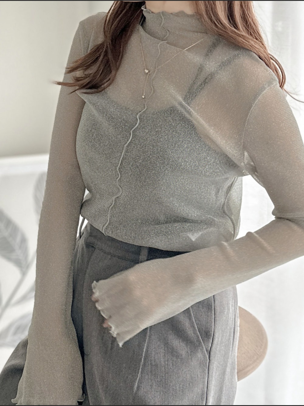 「シアートップス、ラメトップス」｜「apres jour clairの【apres jour clair×ARIAZ】Y字ロングネックレス（ネックレス、ゴールド系）」を使った、apresjour clairさん（レディース・155cm）の冬コーディネートの1枚目の写真