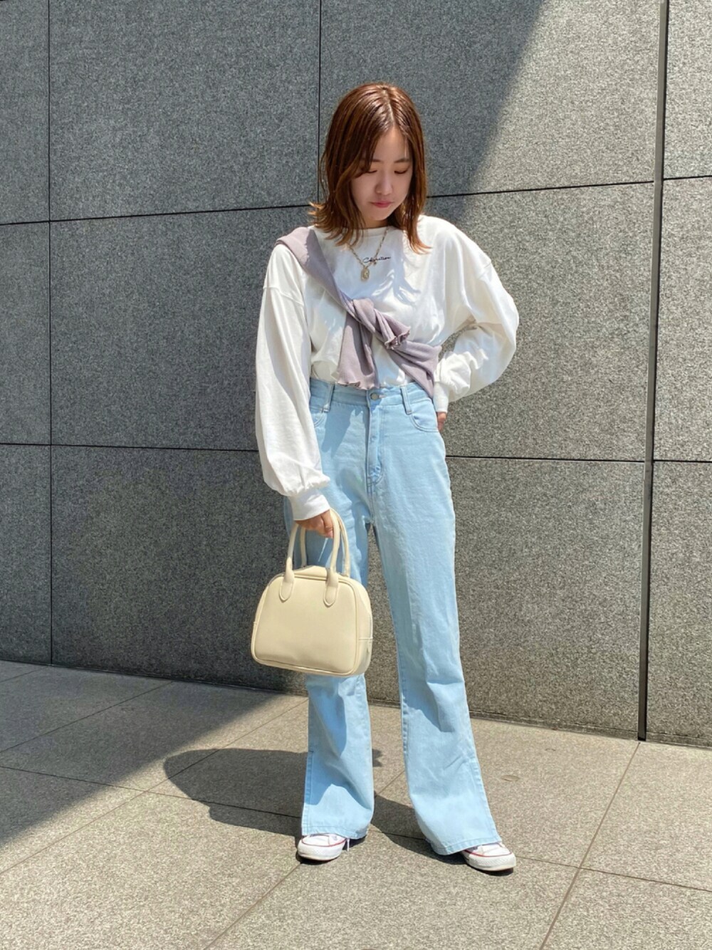 グレー系のTシャツ/カットソー、ブルー系のデニムパンツ、ホワイト系のTシャツ/カットソーを着用したレディースの夏コーディネートの1枚目の写真