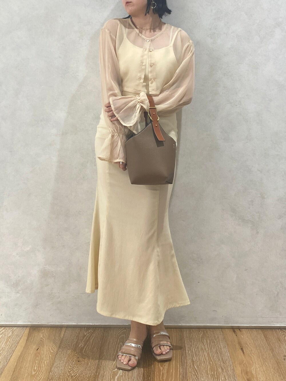 「結婚式、オケージョン、きれいめカジュアル、シンプルコーデ、マーメイドスカート、シアーシャツ、キャミワンピ、いいね、save、フォローお願いします🤑、キャンディスリーブ、Coming soon…」｜「apres jour clairの【apres jour clair×ARIAZ】２WAYクロスベルトバッグ（ハンドバッグ、ベージュ系）」を使った、apresjour clairさん（レディース・159cm）の夏コーディネートの1枚目の写真