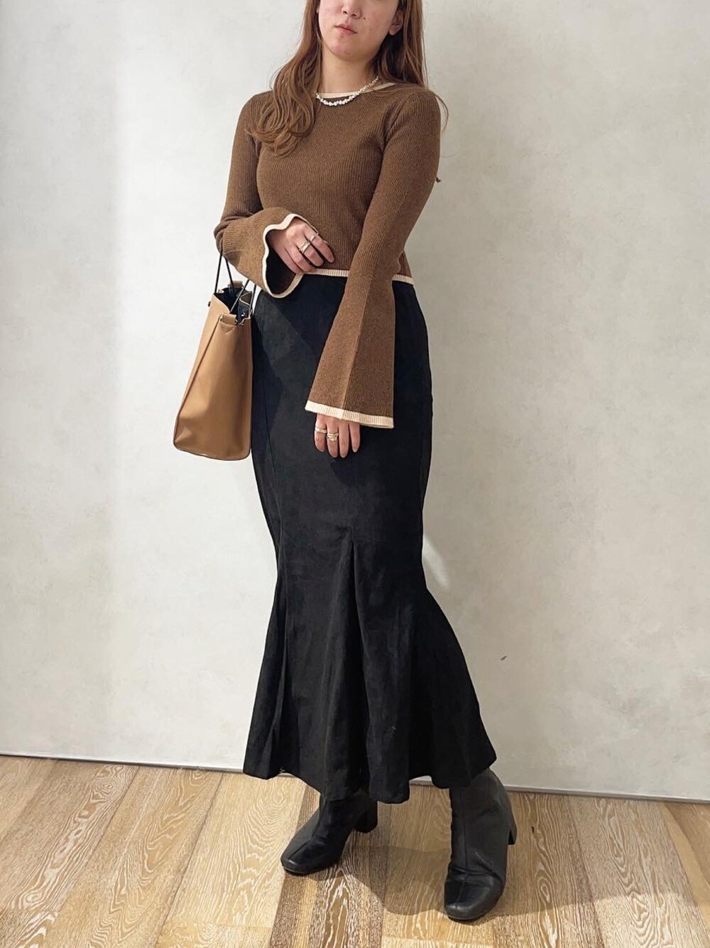 「ニット、ブーツ、デート、休日コーデ、リブニット、デートスタイル（WOMEN）、ヒールブーツ、マーメイドスカート、フレアスリーブ、秋冬コーデ」｜「apres jour clairの【apres jour clair】リンガーリブニット（ニット/セーター、ブラウン系）」を使った、apresjour clairさん（レディース・160cm）の秋コーディネートの1枚目の写真