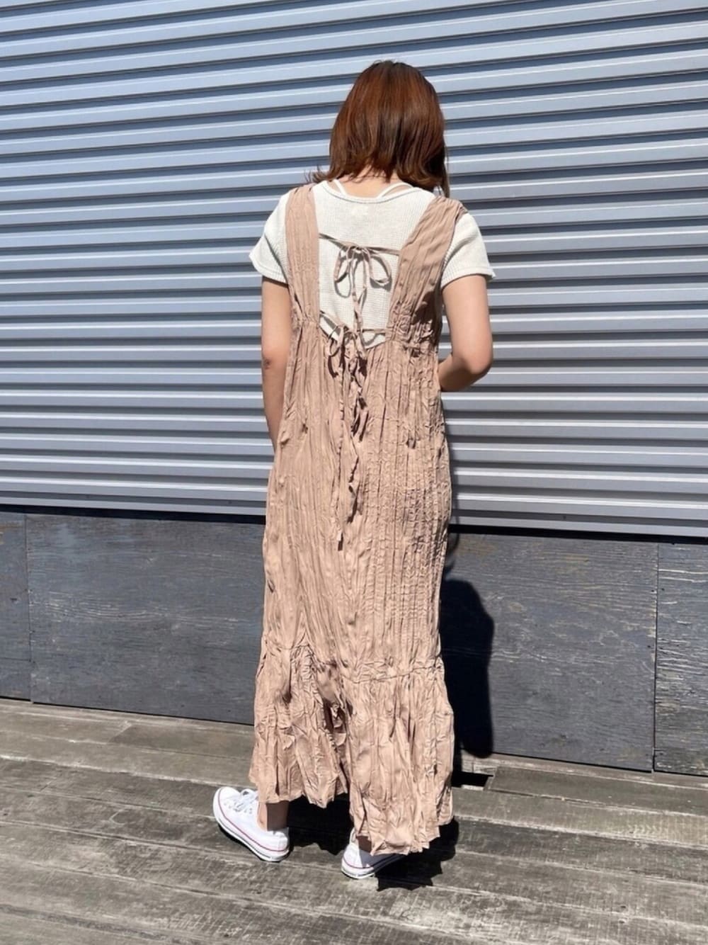 「淡色コーデ、プチプラ、夏コーデ、ワッシャーワンピース、クリンクル加工、カジュアル、バックリボン、うしろ姿、ロングワンピース、apresjourclair」｜「apres jour clairの【apres jour clair】クリンクルワンピース【ZOZOTOWN限定アイテム】（ワンピース、ブラウン系）」を使った、apresjour clairさん（レディース・162cm）の春コーディネートの1枚目の写真
