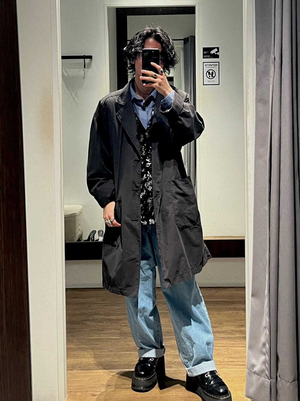 「AZUL by moussyのゴブランジャガードジレ（ベスト、ブラック系）」を使った、こうたこさん（メンズ・157cm）の春コーディネートの1枚目の写真