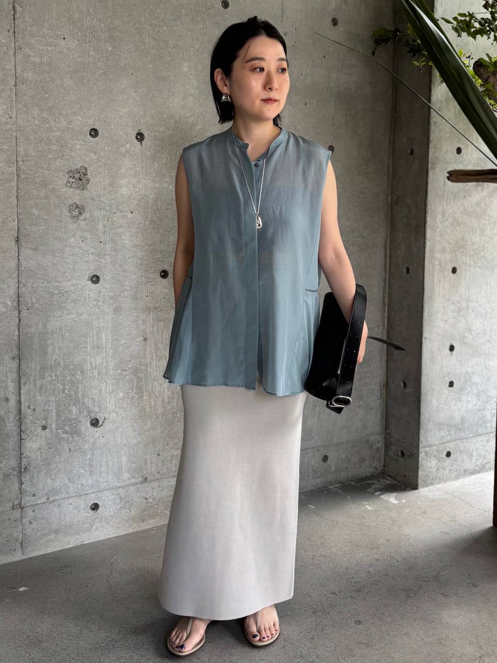 グレー系のチューブトップ、ブルー系のシャツ/ブラウス、グレー系のスカートを着用したレディースの夏コーディネートの1枚目の写真