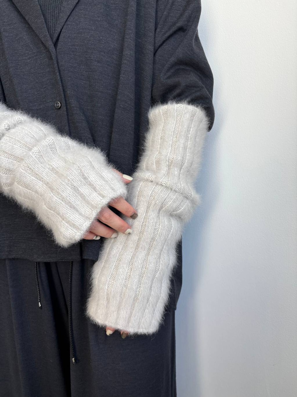 ブラック系のニット/セーター、グレー系のその他パンツ、グレー系のシャツ/ブラウスを着用したレディースの冬コーディネートの1枚目の写真