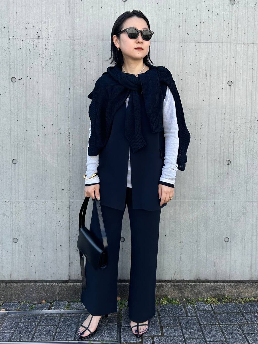 ホワイト系のTシャツ/カットソー、ブラック系のTシャツ/カットソー、ブルー系のカーディガン/ボレロを着用したレディースの冬コーディネートの1枚目の写真