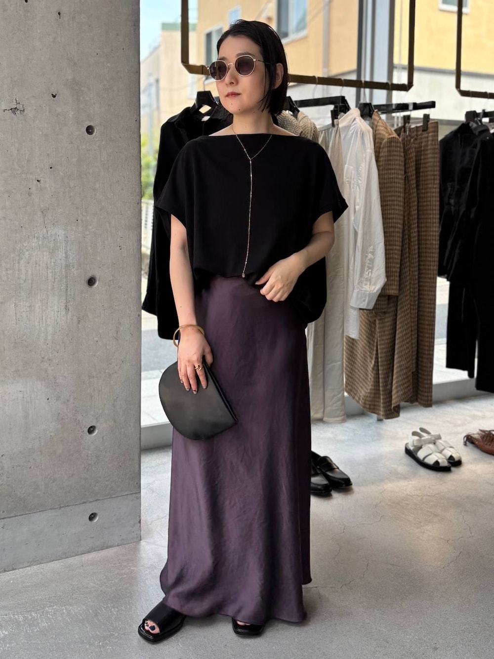 ブラック系のシャツ/ブラウスを着用したレディースの夏コーディネートの1枚目の写真