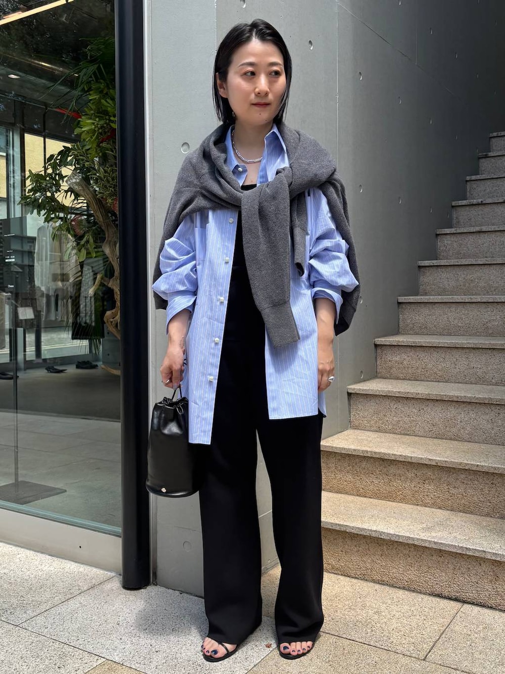 ブルー系のシャツ/ブラウス、ブラック系のタンクトップ、ブラック系のその他パンツを着用したレディースの夏コーディネートの1枚目の写真