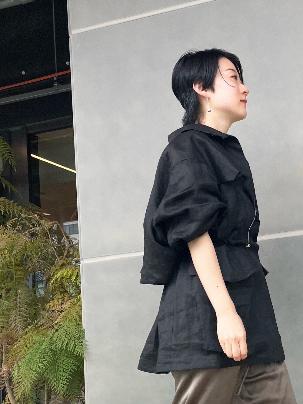 「モード、セットアップ、低身長コーデ、150cmコーデ、小柄コーデ、Chaos_tokyo、セレクトショップ、カオス横浜店、モカブラウン、シルクブラウス、麻ジャケット、リネンジャケット」｜「Chaosの【WEB先行予約＆WEB限定カラー】フロマージュリネンブルゾン（ブルゾン、ブラック系）」を使った、chaos_kawaさん（レディース・150cm）の春コーディネートの4枚目の写真