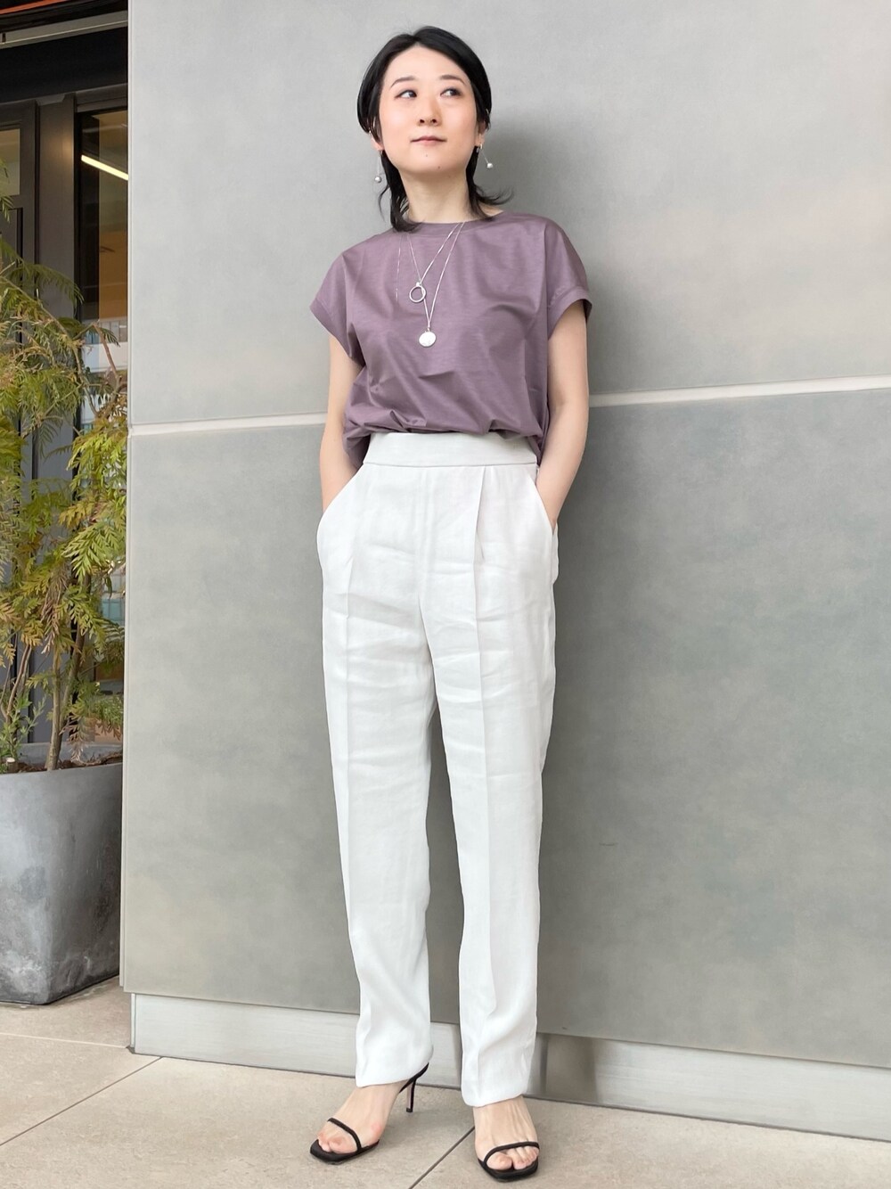 「シンプル、低身長コーデ、150cmコーデ、パンツスタイル、春夏コーデ、春コーデ、夏コーデ、リネンパンツ、ウォッシャブル、Tシャツ、フレンチスリーブ、Chaos、セレクトショップ、NEWoMan横浜、キレイめカジュアル」｜「Chaosのスープレリネンタックパンツ（スラックス、ベージュ系）」を使った、chaos_kawaさん（レディース・150cm）の春コーディネートの1枚目の写真
