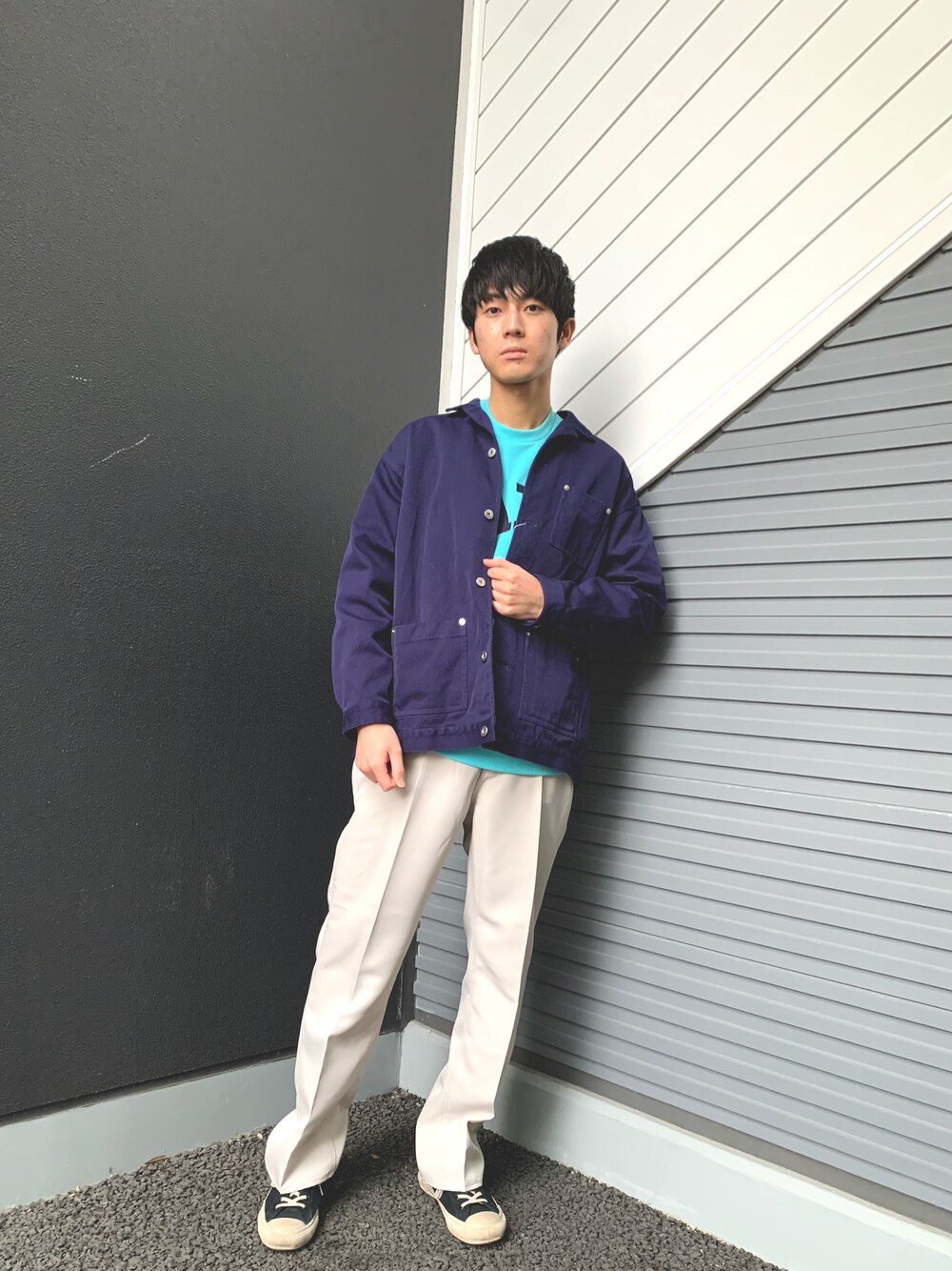 「URBAN RESEARCH STORE、FORK&SPOON、SENSEOFPLACE、ブルゾン、スウェット、ロゴ、センタープレス、ブルー、水色、グレージュ、大学生、オトナカジュアル、大人コーデ、春コーデ、休日スタイル」｜「FORK&SPOONのFORK&SPOON　オープンカラーツイルブルゾン（その他アウター、ブルー系）」を使った、爽さん（メンズ・172cm）の冬コーディネートの1枚目の写真