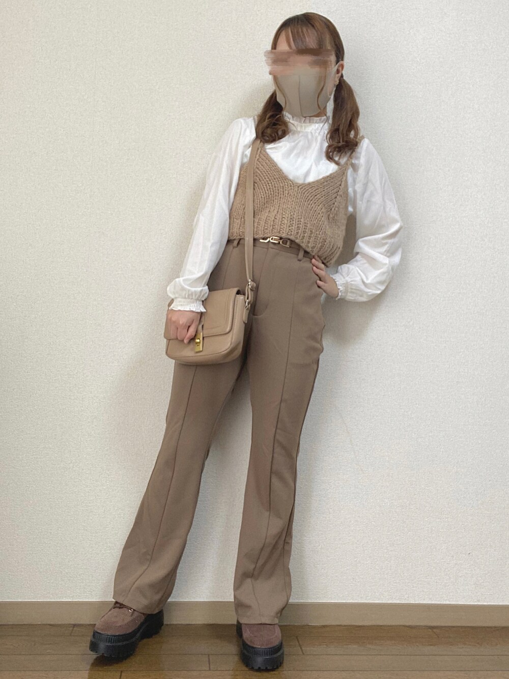 「だから秋服が好き、休日スタイル、パンツスタイル、秋コーデ、淡色コーデ、ワントーンコーデ、ビスチェ、フレアパンツ、厚底シューズ、ラテカラー、ベージュ、プチプラ、低身長」｜「Honeysの【水玉/ドット/無地】ハイネックブラウス（シャツ/ブラウス、ホワイト系）」を使った、mocha𓂃 ✿𓈒𓏸さん（レディース・150cm）の秋コーディネートの1枚目の写真