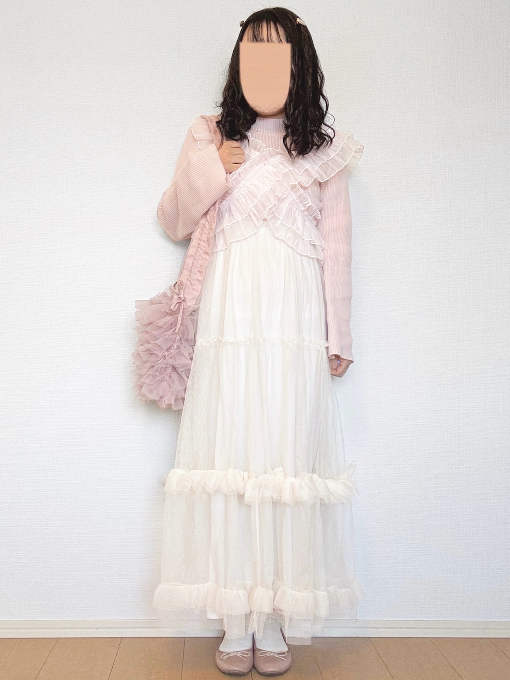 「休日スタイル、冬コーデ、淡色コーデ、ガーリー、ニット、スカート、ロングスカート、チュールスカート、フリル、ピンク、ホワイト、プチプラ、低身長、フレンチガーリー、ティアードスカート」｜「GRLのオーガンジーフリルニットトップス[lt58]（ニット/セーター、ピンク系）」を使った、mocha𓂃 ✿𓈒𓏸さん（レディース・150cm）の冬コーディネートの1枚目の写真