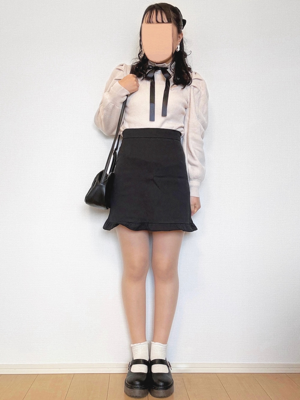 「休日スタイル、冬コーデ、モノトーン、ガーリー、フレンチガーリー、プチプラ、低身長、ニット、スカート、ミニスカート、ホワイト、ブラック、リボン、ショルダーバッグ、厚底シューズ」｜「GRLのボウタイ付きフリルネックボリュームスリーブニットトップス（ニット/セーター、ホワイト系）」を使った、mocha𓂃 ✿𓈒𓏸さん（レディース・150cm）の冬コーディネートの1枚目の写真