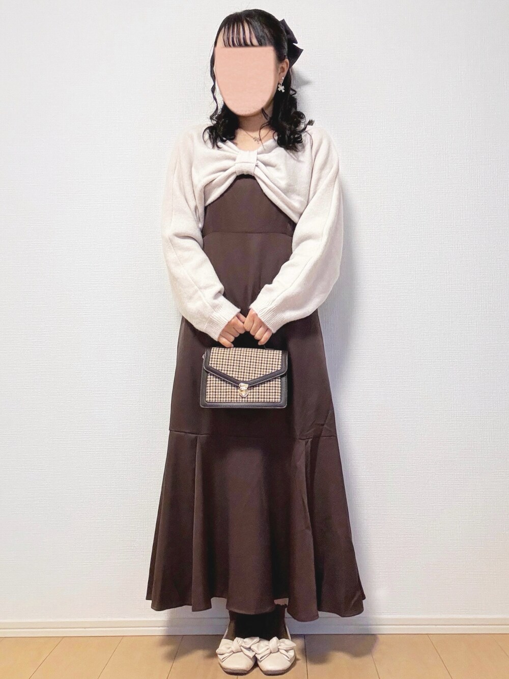 「春のおしゃ見えテクニック、休日スタイル、春コーデ、プチプラ、低身長、ガーリー、大人ガーリー、ニット、ワンピース、キャミワンピ、ロングワンピース、ホワイト、ブラウン、リボン、ショルダーバッグ」｜「GRLのリボンクロップド丈トップス（ニット/セーター、ホワイト系）」を使った、mocha𓂃 ✿𓈒𓏸さん（レディース・150cm）の春コーディネートの1枚目の写真
