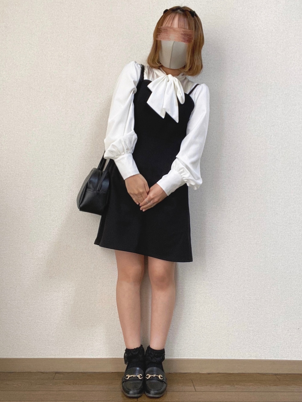 「FUDGEBOYのトラッドスタイル、休日スタイル、春コーデ、低身長、ブラウス、韓国ファッション、プチプラ、ブラック、モノトーン、ローファー、ワンピース、ミニワンピ、ガーリー、ショルダーバッグ、フレンチガーリー」｜「GRLのアイテム（シャツ/ブラウス、ホワイト系）」を使った、mocha𓂃 ✿𓈒𓏸さん（レディース・150cm）の春コーディネートの1枚目の写真