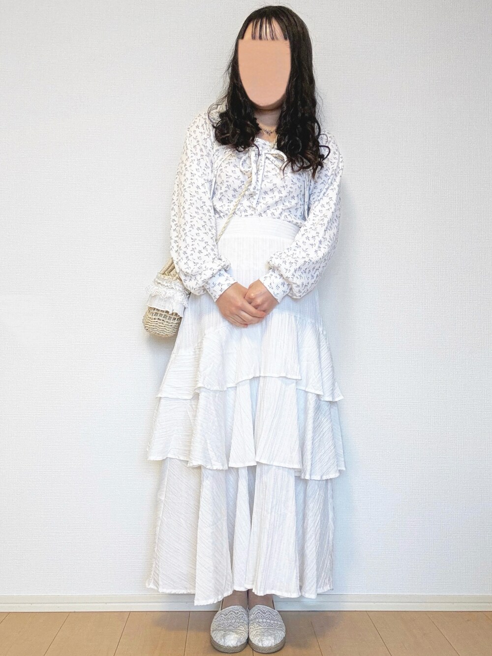「休日スタイル、春コーデ、淡色コーデ、プチプラ、低身長、ガーリー、花柄、スカート、ロングスカート、オールホワイト、ホワイト、アンサンブル、ティアード、かごバッグ、リボン」｜「GRLの花柄リボンボレロXタンクトップアンサンブル[sf890]（アンサンブル、ホワイト系）」を使った、mocha𓂃 ✿𓈒𓏸さん（レディース・150cm）の春コーディネートの1枚目の写真