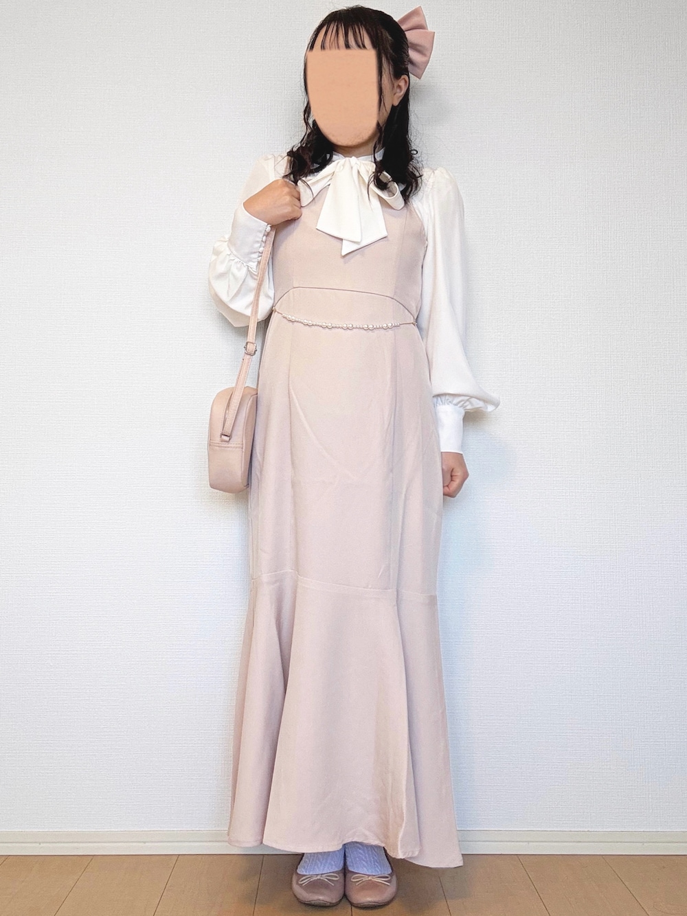 「休日スタイル、春コーデ、淡色コーデ、プチプラ、低身長、ワンピース、キャミワンピ、ロングワンピース、ブラウス、ホワイト、ピンク、ガーリー、大人ガーリー、パール、リボン」｜「GRLのアイテム（シャツ/ブラウス、ホワイト系）」を使った、mocha𓂃 ✿𓈒𓏸さん（レディース・150cm）の春コーディネートの1枚目の写真