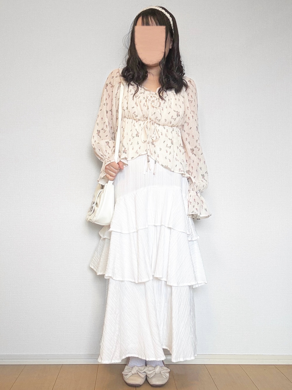 「休日スタイル、春夏コーデ、淡色コーデ、プチプラ、低身長、ガーリー、大人ガーリー、ブラウス、スカート、ロングスカート、ティアードスカート、シアートップス、花柄、ホワイト、リボン」｜「GRLの花柄シアーリボンシャーリングブラウス[ks060]  （シャツ/ブラウス、ホワイト系）」を使った、mocha𓂃 ✿𓈒𓏸さん（レディース・150cm）の春コーディネートの1枚目の写真