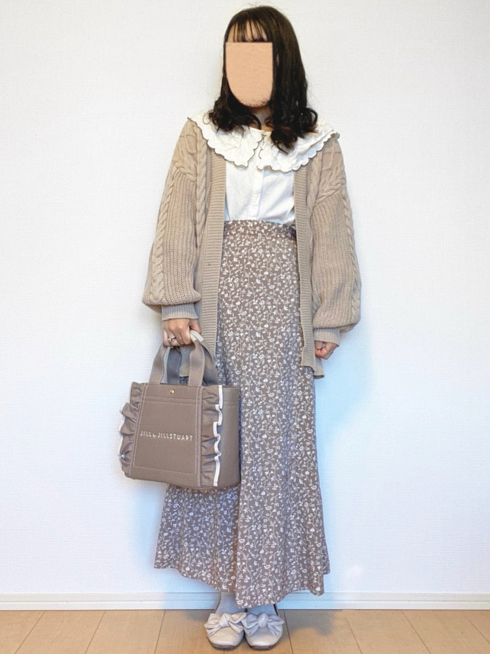 「休日スタイル、冬コーデ、プチプラ、低身長、淡色コーデ、ガーリー、カーディガン、スカート、ロングスカート、マーメイドスカート、花柄、ベージュ、ブラウス、トートバッグ、バレエシューズ」｜「GRLの配色ラッフルカラーレース刺繍ブラウス（シャツ/ブラウス、ホワイト系）」を使った、mocha𓂃 ✿𓈒𓏸さん（レディース・150cm）の冬コーディネートの1枚目の写真