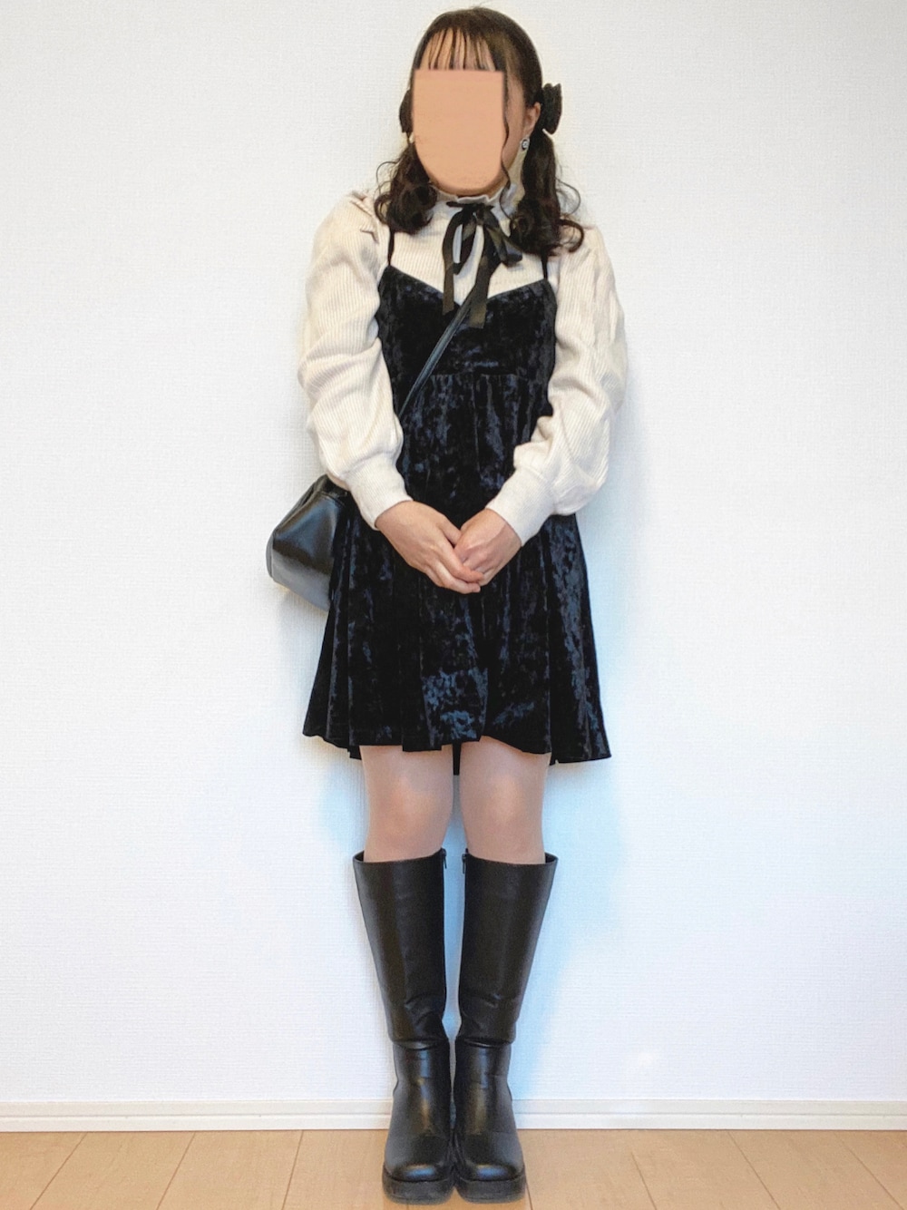 「休日スタイル、冬コーデ、プチプラ、低身長、ガーリー、フレンチガーリー、モノトーン、ワンピース、ミニワンピ、キャミワンピ、ベロア、ニット、ブラック、ホワイト、リボン」｜「GRLのボウタイ付きフリルネックボリュームスリーブニットトップス（ニット/セーター、ホワイト系）」を使った、mocha𓂃 ✿𓈒𓏸さん（レディース・150cm）の冬コーディネートの1枚目の写真