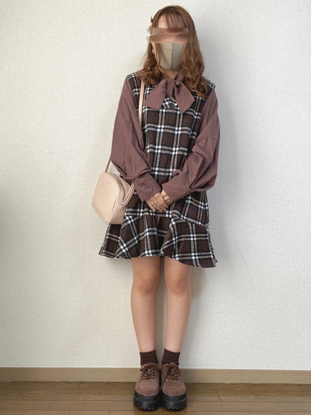 「チェック、ブラウス、ワンピース、ガーリー、休日スタイル、ブラウン、プチプラ、厚底シューズ、低身長、秋コーデ」｜「GRLのリボンタイボリューム袖ブラウス×チェックワンピースセット（シャツワンピース、ブラウン系）」を使った、mocha𓂃 ✿𓈒𓏸さん（レディース・150cm）の秋コーディネートの1枚目の写真