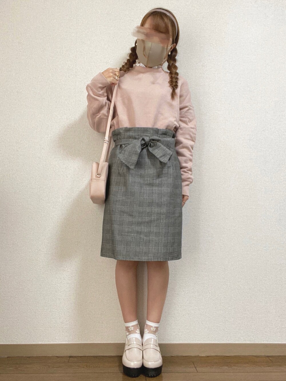 「チェック、スウェット、スカート、ピンク、ガーリー、休日スタイル、プチプラ、厚底シューズ、低身長、淡色コーデ、秋コーデ」｜「Latticeのアイテム（カチューシャ、ベージュ系）」を使った、mocha𓂃 ✿𓈒𓏸さん（レディース・150cm）の秋コーディネートの1枚目の写真