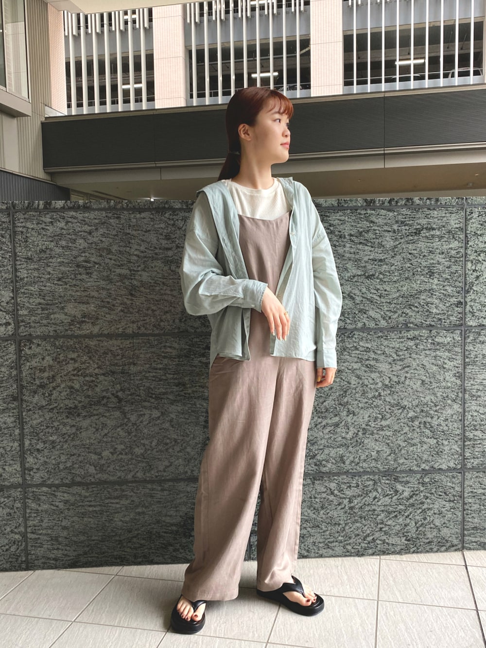 グリーン系のシャツ/ブラウス、ベージュ系のサロペット/オーバーオール、ホワイト系のTシャツ/カットソーを着用したレディースの夏コーディネートの1枚目の写真