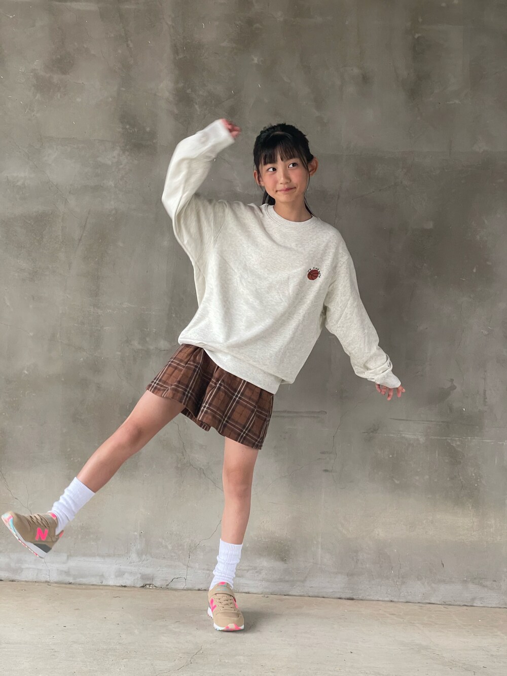 「秋冬コーデ、秋服まるっと大公開、キッズコーデ、スニーカー、キッズファッション、女の子コーデ、カジュアルコーデ、秋服準備はじめました、小学生、ニューバランス」｜「GLOBAL WORKのアイテム（スカート、ブラウン系）」を使った、aik0113さん（キッズ・146cm）の秋コーディネートの1枚目の写真