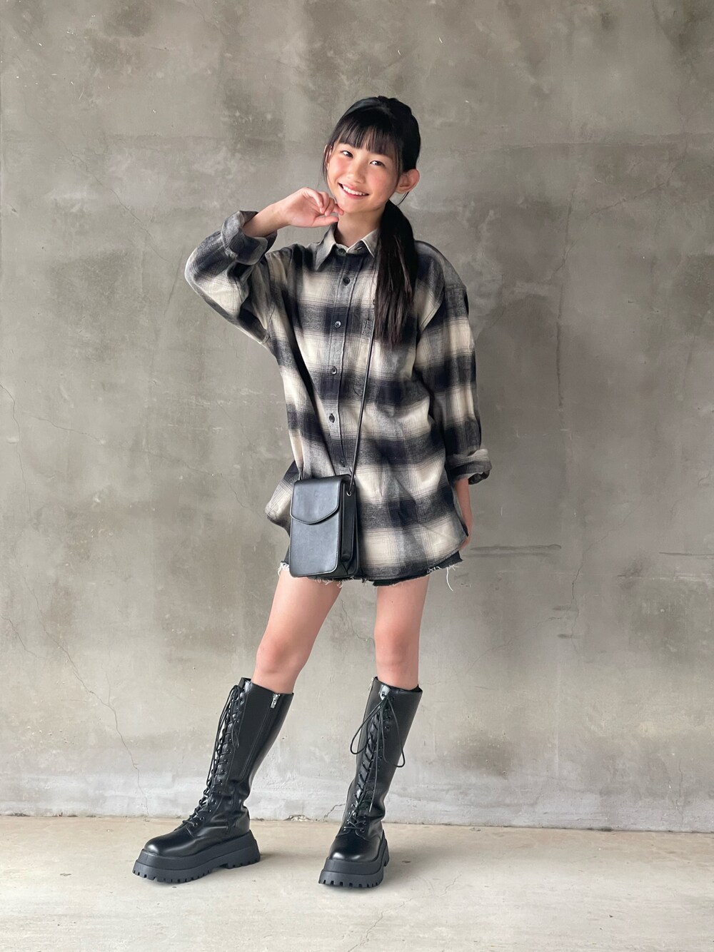 「キッズコーデ、女の子、シンプルコーデ、秋服準備はじめました、カジュアル、秋服まるっと大公開、シャツスタイル、子供服コーデ、秋冬コーデ、小学生、ブーツ」｜「UNIQLOのアイテム（シャツ/ブラウス、その他）」を使った、aik0113さん（キッズ・131cm）の秋コーディネートの1枚目の写真