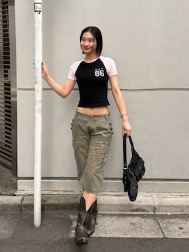 「WHO'S WHO gallery（フーズフーギャラリー）の【WEB限定】ラグラン袖レースナンバリングTEE（Tシャツ/カットソー、ブラック系）」を使った、うらのことこさん（レディース・165cm）の春コーディネート
