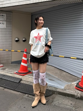 「Sourcream（サワークリーム）の【UNISEX】SourcreamラインストーンスターグラフィックTEE（Tシャツ/カットソー、ホワイト系）」を使った、うらのことこさん（レディース・165cm）の春コーディネート