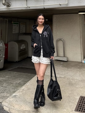 「WHO'S WHO gallery（フーズフーギャラリー）のKOOKY'N KYケミカルラインストーンジップパーカー（パーカー、ブラック系）」を使った、うらのことこさん（レディース・165cm）の春コーディネート