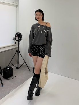 「WHO'S WHO gallery（フーズフーギャラリー）のフロントハトメオフショルスウェット（スウェット、グレー系）」を使った、うらのことこさん（レディース・165cm）の春コーディネート