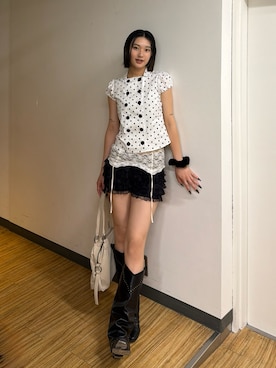 「WHO'S WHO gallery（フーズフーギャラリー）のWボタンコンパクトパフシャツ（シャツ/ブラウス、ホワイト系）」を使った、うらのことこさん（レディース・165cm）の春コーディネート