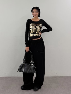 「WHO'S WHO gallery（フーズフーギャラリー）の【WEB限定】メッセージL/Sトップス（Tシャツ/カットソー、ブラック系）」を使った、うらのことこさん（レディース・165cm）の秋コーディネート