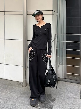 「WHO'S WHO gallery（フーズフーギャラリー）の2-WAY DOT STUDS RING BAG（ショルダーバッグ、ブラック系）」を使った、うらのことこさん（レディース・165cm）の春コーディネート