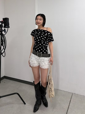 「WHO'S WHO gallery（フーズフーギャラリー）のギャザーオフショルドットトップス（Tシャツ/カットソー、ブラック系）」を使った、うらのことこさん（レディース・165cm）の春コーディネート