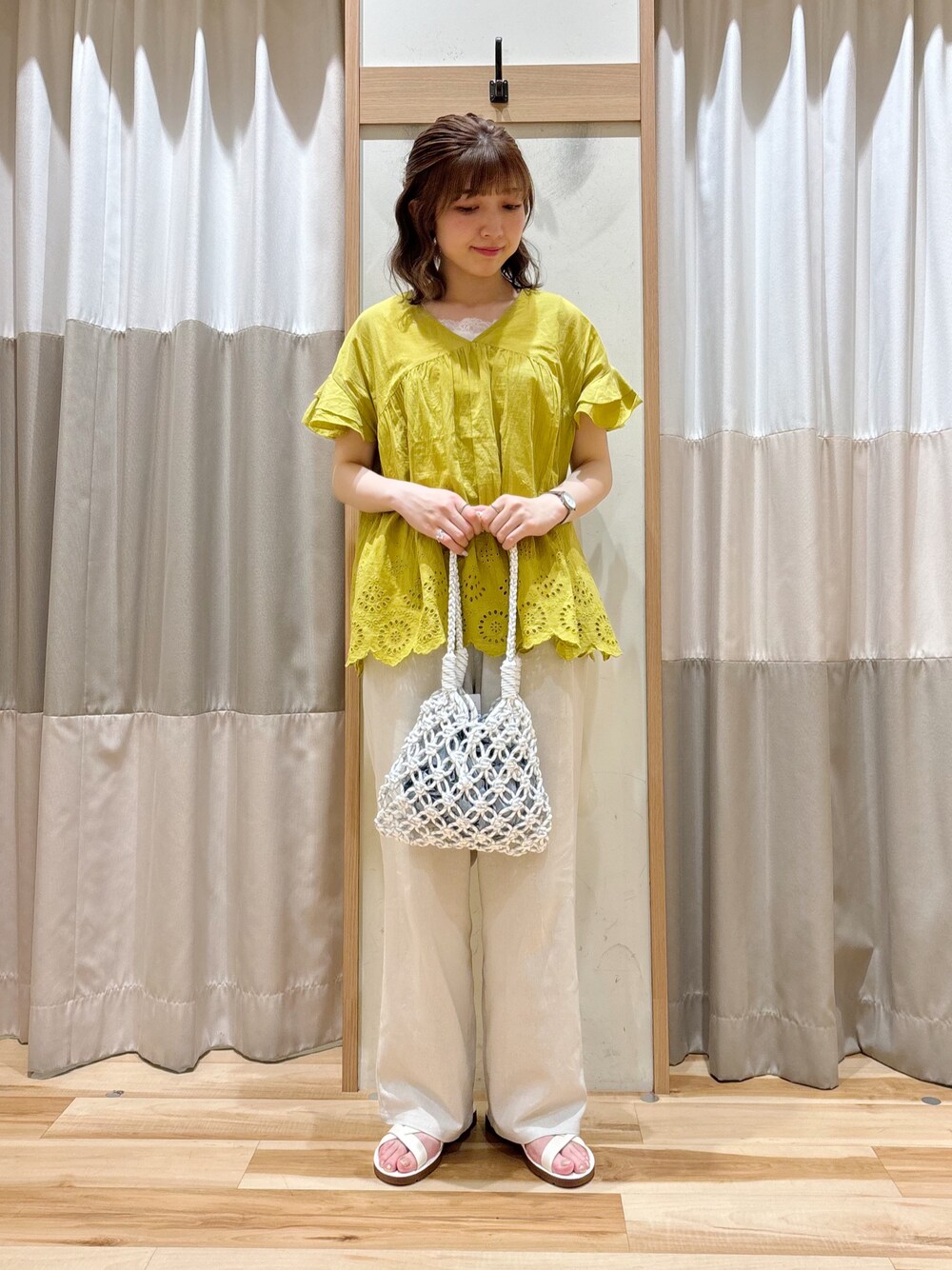 「プチプラ、きれいめカジュアル、さらっと晴れやかスナップ、シンプルスタイル、ラクチンコーデ、夏服、お出かけコーデ、お洒落さんとつながりたい、ブラウス、ストレートパンツ、パンツスタイル、パンツコーデ、サンダル、マクラメバッグ」｜「Samansa Mos2 blueの【Made in India】裾スカラップレースブラウス（シャツ/ブラウス、イエロー系）」を使った、ナカガワさん（レディース・156cm）の夏コーディネートの1枚目の写真