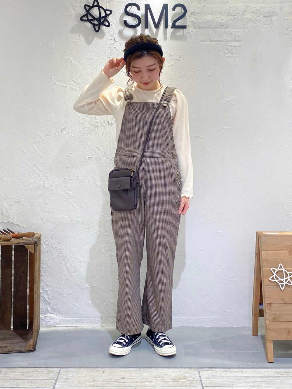 「チェック、コンバース、サロペット、秋のコーデ、ブラウン、カチューシャ、パンツスタイル、ミニバッグ、ラブアンドピース2021」｜「ehka sopoのチェック／無地サロペット（サロペット/オーバーオール、ベージュ系）」を使った、ナカガワさん（レディース・156cm）の秋コーディネートの1枚目の写真