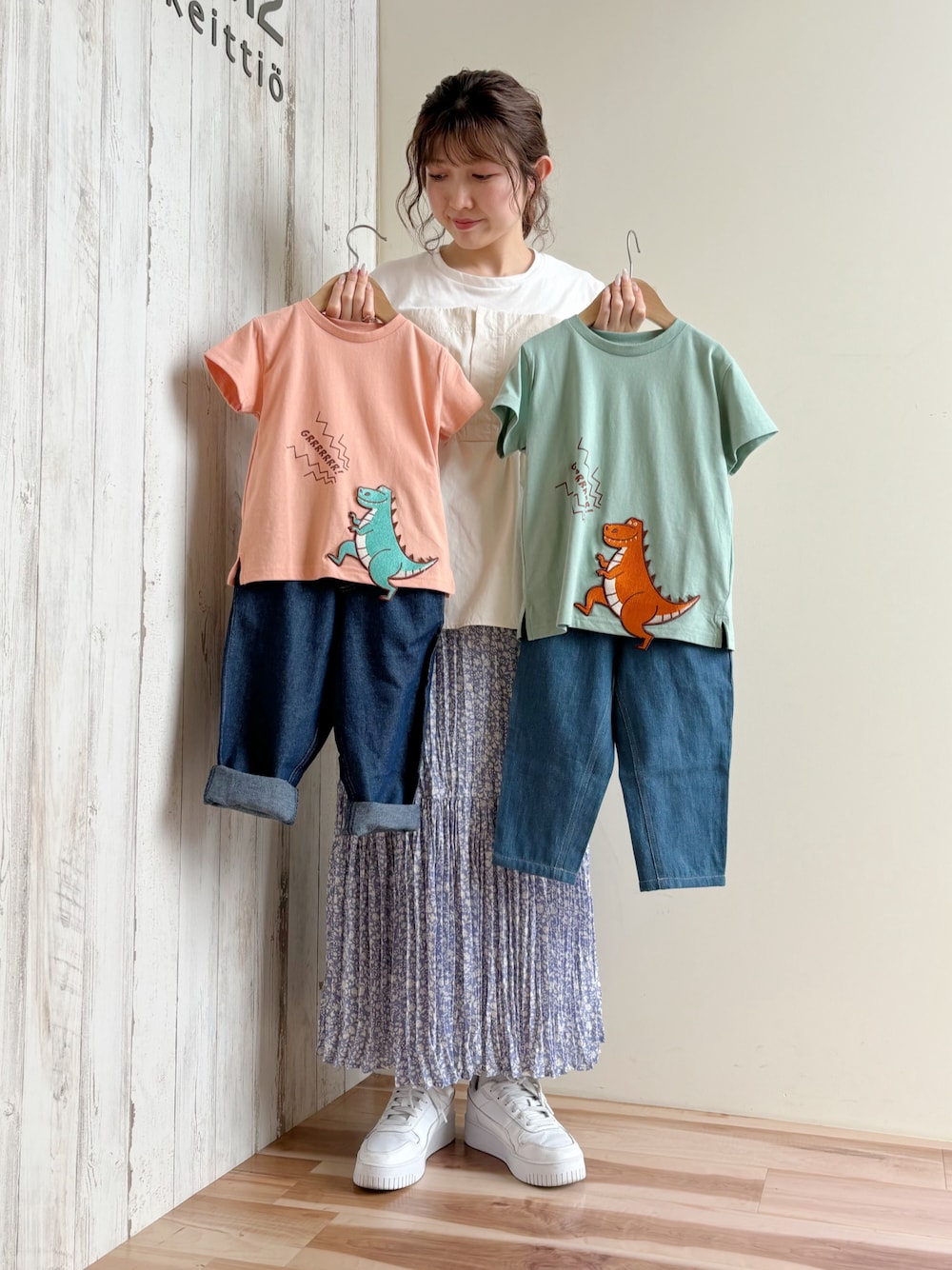「春のNewスタイル、春ファッション、双子コーデ、デニム、Tシャツ、恐竜、キッズコーデ、キッズファッション、Tシャツ×デニム、オレンジ、グリーン、LAGOM」｜「Lagom こども服🦔のアイテム（その他、その他）」を使った、ナカガワさん（レディース・156cm）の春コーディネートの1枚目の写真