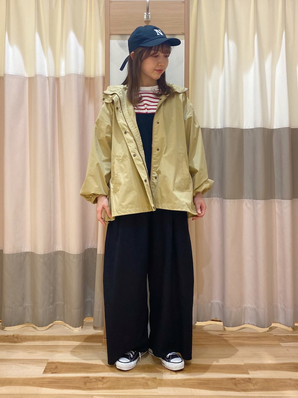 「いまどきジャケット写真、低身長コーデ、マウンテンパーカー、キャップ、ボーダー、ボーダートップス、サロペット、サロペットコーデ、Tシャツ、converse、スニーカー、カジュアルコーデ、メンズライク、SM2、おしゃれさんと繋がりたい」｜「Samansa Mos2の【リンネル5月号掲載アイテム】【撥水＋防汚】いっぱい遊べるアクティブマンパ（ブルゾン、ベージュ系）」を使った、ナカガワさん（レディース・155cm）の春コーディネートの1枚目の写真