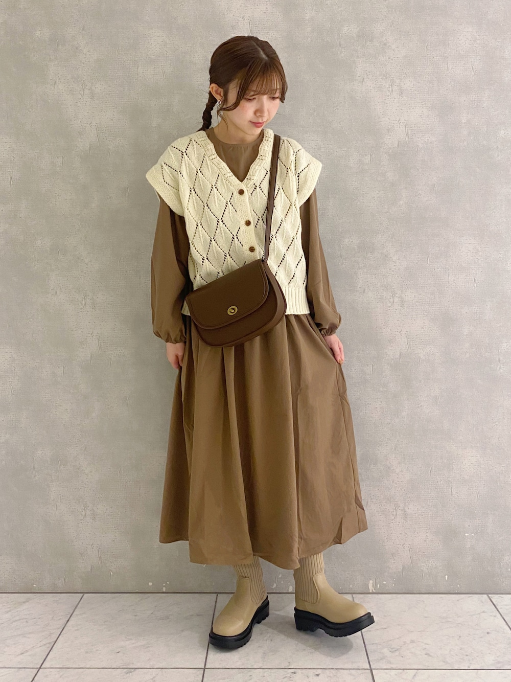 「秋コーデ、秋服準備はじめました、カジュアルコーデ、通学コーデ、淡色コーデ、淡色女子、淡色、ワンピース、ベスト、レイヤードスタイル、お出かけコーデ、休日スタイル、ブラウン、ブラウンコーデ、エヘカソポ」｜「ehka sopoのジャカードジレセットワンピース（ワンピース、ブラウン系）」を使った、ナカガワさん（レディース・156cm）の秋コーディネートの1枚目の写真