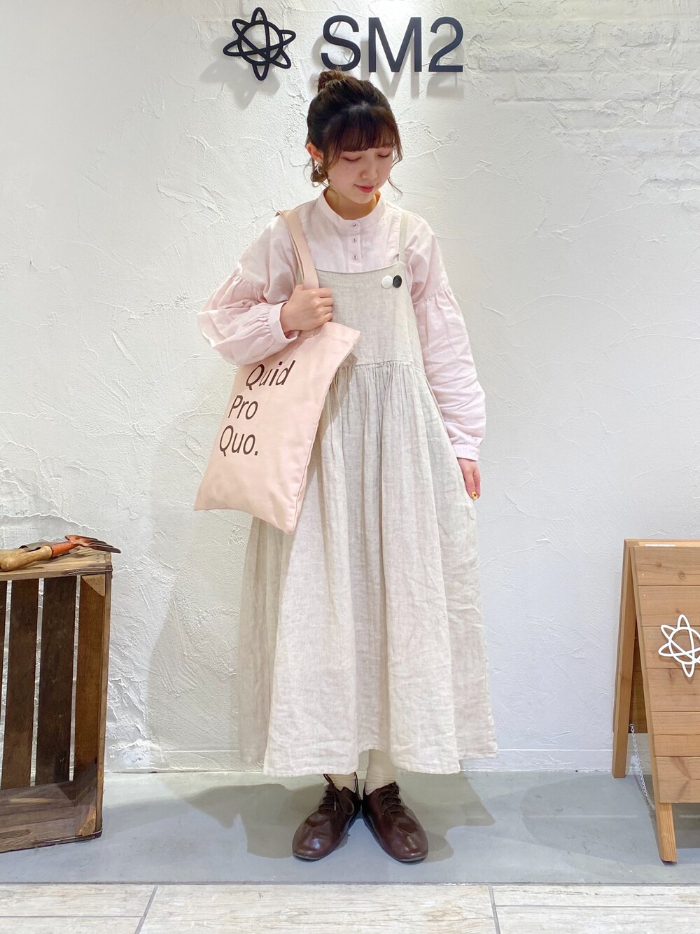 「春コーデ、ナチュラルガーリー、ブラウス、ピンク、キャミワンピ、キャミワンピース、トートバッグ、レイヤードスタイル、ベージュ、淡色コーデ、SM2、サマンサ モスモス(Samansa Mos2)」｜「Samansa Mos2のスタンドカラーギャザーブラウス（シャツ/ブラウス、ピンク系）」を使った、ナカガワさん（レディース・155cm）の春コーディネートの1枚目の写真